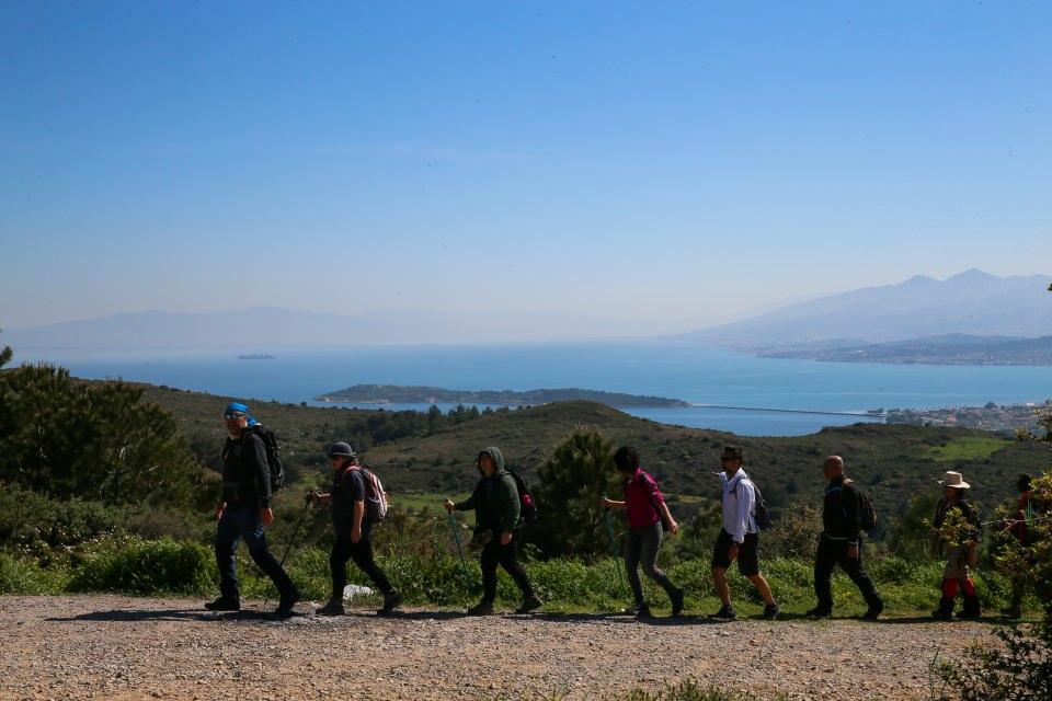 <p>Selçuk ilçesinde Artemis Tapınağı önünden başlayan Efes-Mimas Yolu, Menderes, Seferihisar, Güzelbahçe, Urla, Çeşme ilçelerinden geçiyor ve mitolojik adı "Mimas" olan Karaburun'da sona eriyor.</p>

