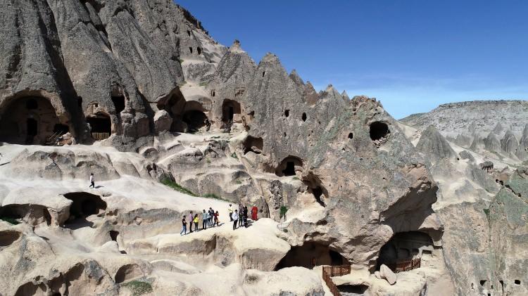 <p>Aksaray'ın Güzelyurt ilçesi sınırları içerisinde bulunan ve "Kapadokya'nın incisi" olarak nitelendirilen Ihlara Vadisi, ziyaretçilerini doğayla baş başa adeta tarihte yolculuğa çıkarıyor.</p>
