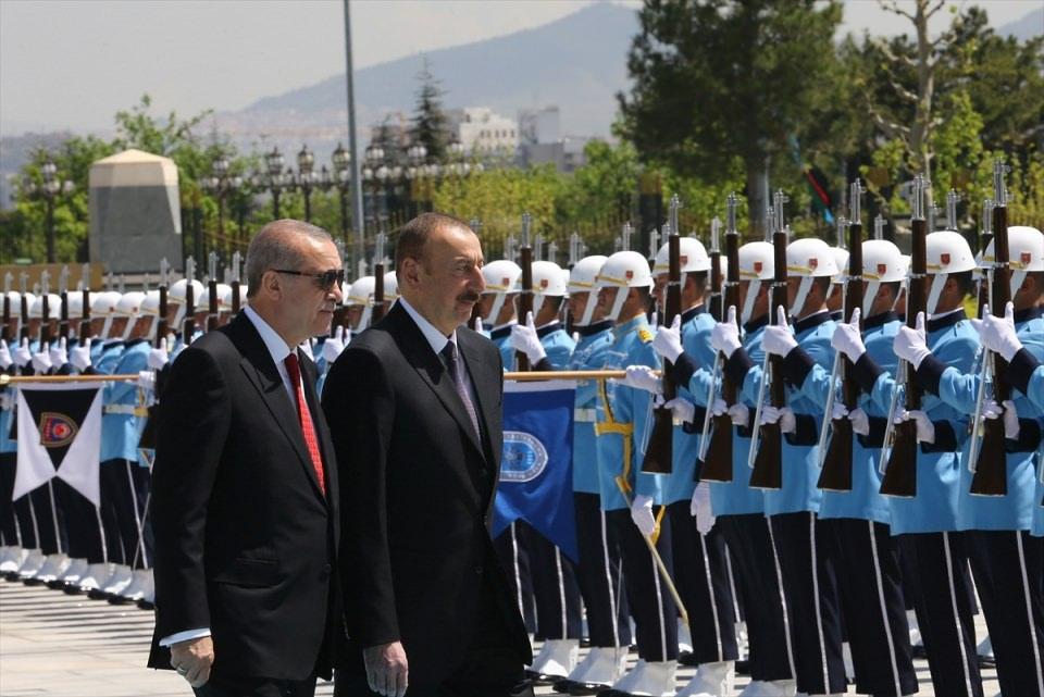 <p>Azerbaycan Cumhurbaşkanı İlham Aliyev 11 Nisan' seçimlerden sonra ilk resmi ziyaretini Türkiye'ye yaptı. Dün Ankara'ya gelen Aliyev onuruna Cumhurbaşkanı  Erdoğan, akşam yemeği verdi. İlham Aliyev görüşmeler için de bugün Külliye'ye geldi. Resmi ziyaret için Türkiye'ye gelen  Azerbaycan  Cumhurbaşkanı İlham Aliyev, Cumhurbaşkanı Recep Tayyip Erdoğan tarafından resmi  törenle karşılandı.  </p>

<p> </p>
