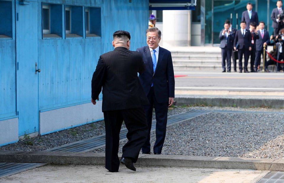 <p>Kuzey Kore lideri Kim Jong-un, Güney Kore Devlet Başkanı Moon Jae-in ile iki ülke sınırında yer alan Panmunjom Ateşkes Köyü'nde bir araya geldi.</p>
