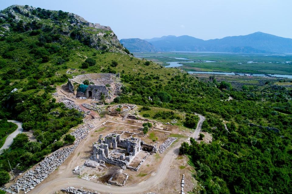 <p>Yürüyüş yolundaki güzergahta birçok endemik bitki, geleneklerin hüküm sürdüğü köyler ile taş döşeli yolların görülmeye değer güzellikte olduğuna dikkati çeken Dal, birçok ziyaretçinin de bölgeye hayran kaldığını belirtti.</p>

<p>İstanbul’dan arkadaşları ile Muğla’ya gelerek Gökova Körfezi kıyısında çadır kurup Karia Yolu’nda yürüyüş yapıp bisiklete binen Emir Mert, “Bölgeye hayran kaldık. Gece buraya gelerek çadır kurduk. Sabah erken kalkıp hem yürüdük hem bisiklete bindik. Kıyada denize girdik. Karia Yolu, gerçekten görülmeye değer." dedi.</p>

<p>Mert, bundan sonraki yıllarda da arkadaşları ile bölgeye geleceğini kaydetti.</p>

