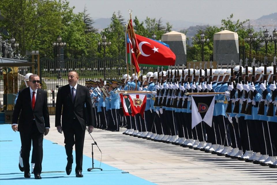 <p>Erdoğan, Aliyev'i, Cumhurbaşkanlığı Külliyesi'nin ana giriş kapısında  karşıladı. İki liderin tören alanındaki yerlerini almalarının ardından, 21 pare  top atışı eşliğinde milli marşlar çalındı.   Aliyev, Muhafız Alayı Tören Kıtası'nı "Merhaba asker" diyerek  selamladı.</p>
