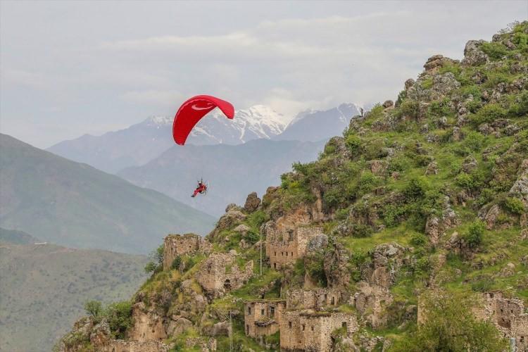 <p>Ayca, yaptığı açıklamada, böyle bir organizasyona imza attıkları için mutlu olduklarını ve ilçede ilk kez fotoğraf yarışmasının düzenlendiğini anlattı.</p>