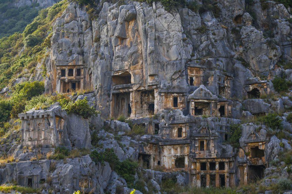<p>Dünyanın en iyi plajları arasında gösterilen Kaputaş, Apollania (Kılıçlı), Aperlai ve bir bölümü sular altında kalan Kekova gibi tarihi alanlardan geçen gezginler, Demre'deki Myra Antik Kenti'ne varıyor.</p>
<p> </p>