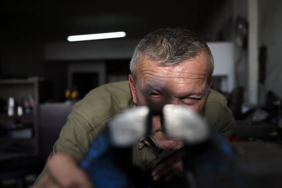 <p>"1980'li yıllarda Düzce'de kayıtlı 45 tüfek fabrikası vardı fakat 1999 depreminin ardından birçok fabrika hasar gördü ve sayı düştü. Şu an halen silah denilince akla Düzce geliyor, Düzce denilince akla silah gelir. Şu anda kaplamacılık, oymacılık ve işlemecilik Düzce'de yaygın. Bu yüzden dışarıdan hep bu işte Düzce tercih edilir. Bunun sebebi burada biraz daha temiz iş çıkarılır."</p>
