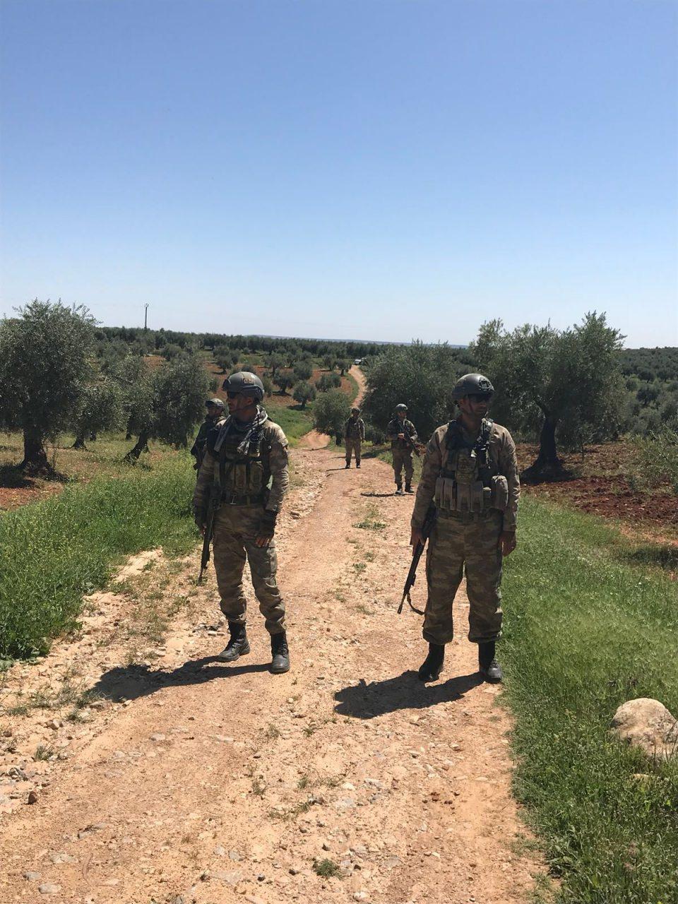 <p>Zeytin Dalı Harekatı kapsamında ter&ouml;ristlerden temizlenen Afrin il&ccedil;esinde g&ouml;rev yapan g&uuml;venlik g&uuml;&ccedil;leri, b&ouml;lgede el yapımı patlayıcı ve mayın arama tarama &ccedil;alışmalarını s&uuml;rd&uuml;r&uuml;yor.&nbsp;</p>

<p>&nbsp;</p>
