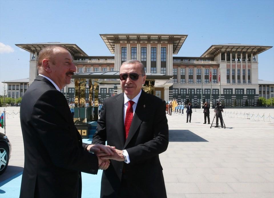 <p><strong>İLK YURT DIŞI ZİYARETİ </strong></p>

<p> Azerbaycan'da 11 Nisan'da yapılan seçimlerde Cumhurbaşkanı olan  Aliyev, ilk yurt dışı seyahatini Türkiye'ye gerçekleştiriyor. Ziyaret kapsamındaki görüşmelerde, Azerbaycan ile ikili ilişkilerin  daha da pekiştirilmesi için atılabilecek adımlar ele alınacak, bölgesel ve  uluslararası güncel gelişmelere yönelik görüş alışverişinde bulunulacak.</p>
