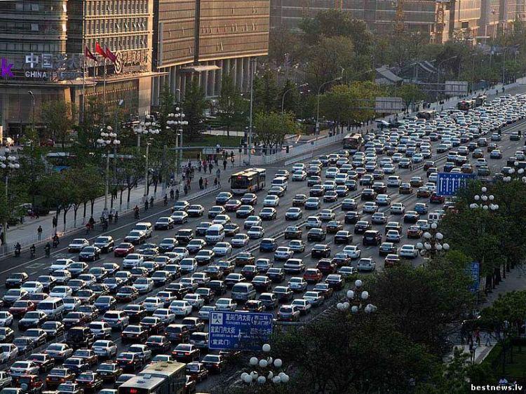 <p>Dünyanın en uzun süren trafik sıkışıklığı 12 gün sürdü, 100 km kuyruk oluştu ve araçlar günde 1 kilometre ilerleyebildiler.</p>
<p> </p>