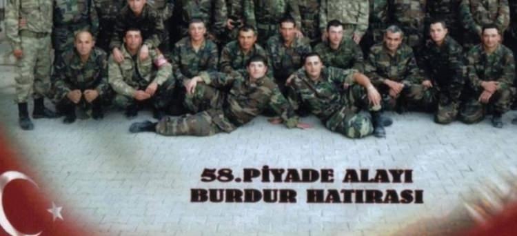 <p>KEREM BURSİN Güneşi Beklerken dizisiyle tanınan Kerem Bursin'in hayranları internet üzerinden başarılı oyuncunun askerlik fotoğrafını paylaştı.</p>
<p> </p>