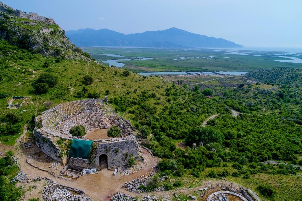 <p><strong>Likya başkenti: Patara</strong></p>
<p>Yürüyüş boyunca Sdyma, Pyndai, Phellos, Apelia, Theimussa, İdyros, Antiphellos, Apollonia, Simena gibi bölgede kurulan binlerce yıllık şehirleri görme fırsatı bulan gezginler, Xanthos'tan yaptıkları 4 saatlik bir yolculuk sonunda Likya bölgesinin başkenti Patara'ya ulaşıyor.</p>