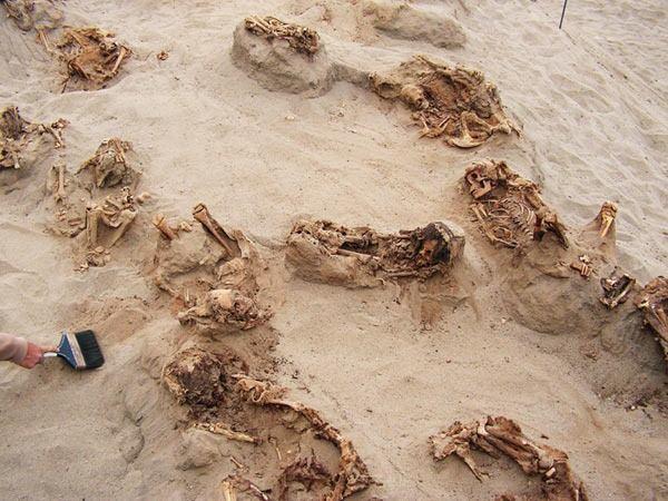 <p>Peru'da iskeletleri ortaya çıkaran arkeologlar, çocukların doğa güçlerini memnun etmek isteyen antik bir medeniyet tarafından topluca kurban edildiğini sanıyor.</p>

<p> </p>
