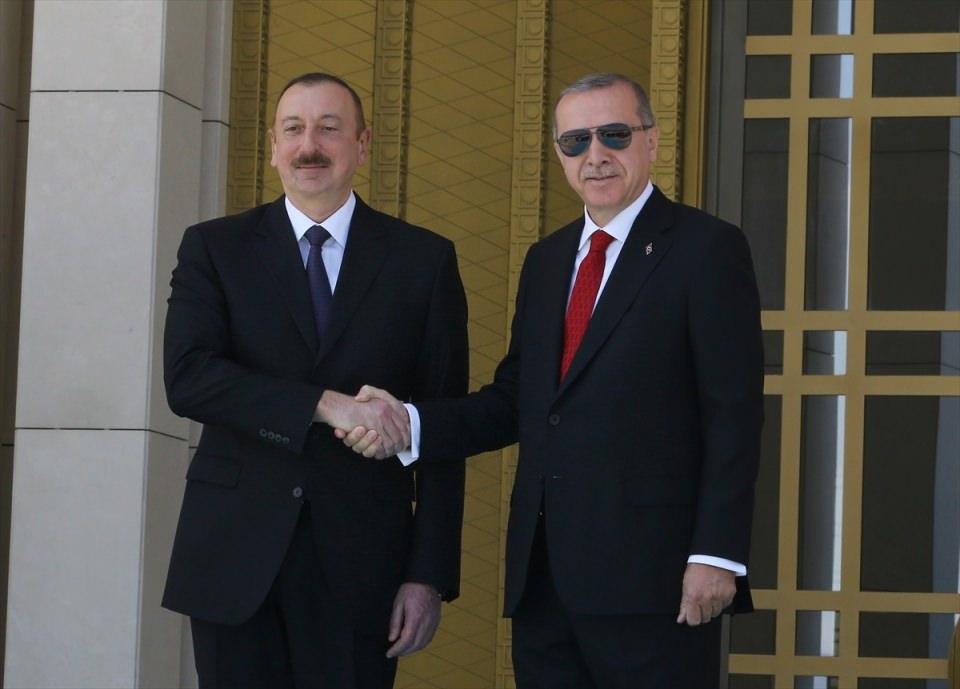 <p> Heyetlerin takdiminin ardından Erdoğan ve Aliyev, merdivenlerde  ülkelerinin bayrakları önünde poz verdi.</p>
