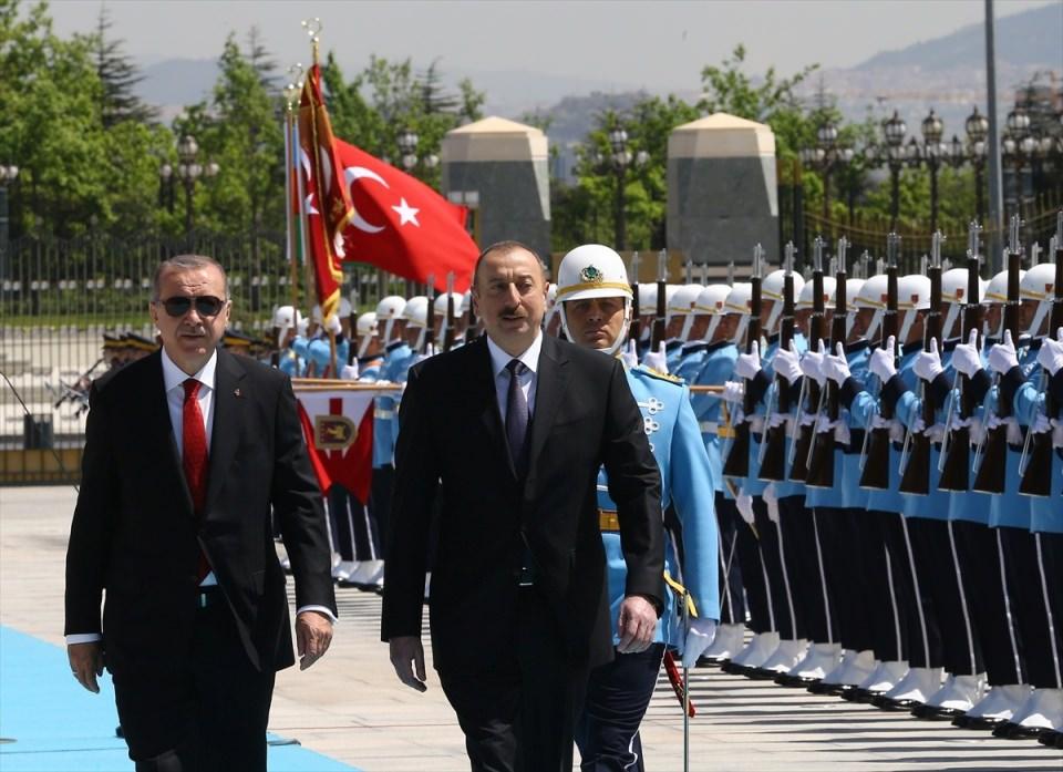 <p>Cumhurbaşkanı Recep Tayyip Erdoğan, Cumhurbaşkanlığı Külliyesi'nde Azerbaycan Cumhurbaşkanı İlham Aliyev’i resmi törenle karşıladı. Aliyev'in seçim sonrası ilk ziyaretini Türkiye'ye gerçekleştirmesi dikkat çekti.Törende, bando takımı tarafından ilk kez "Can Azerbaycan" şarkısı da  çalındı.</p>

<p> </p>
