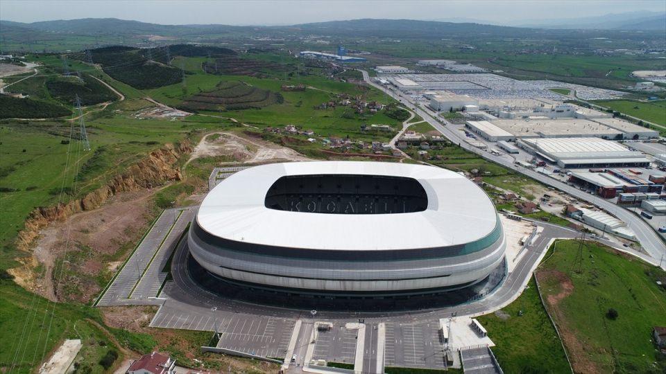 <p><strong>Yeni Kocaeli Stadyumu</strong></p>

<p> </p>

<p>34.169 kapasiteye sahip stadyum, 2017 yılında açıldı.</p>
