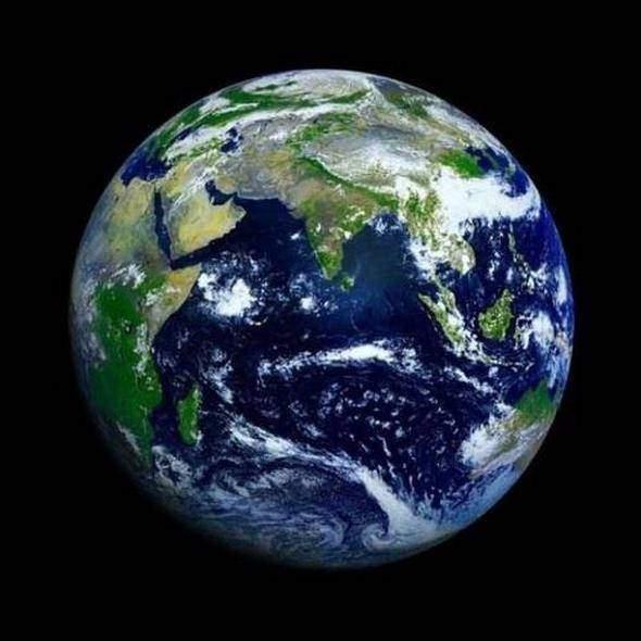 <p>Dünyada yaşayan tüm insanları oluşturan atomlardaki boşluklar çıkarılırsa tüm dünya nüfusu bir elmaya sığabilir.</p>