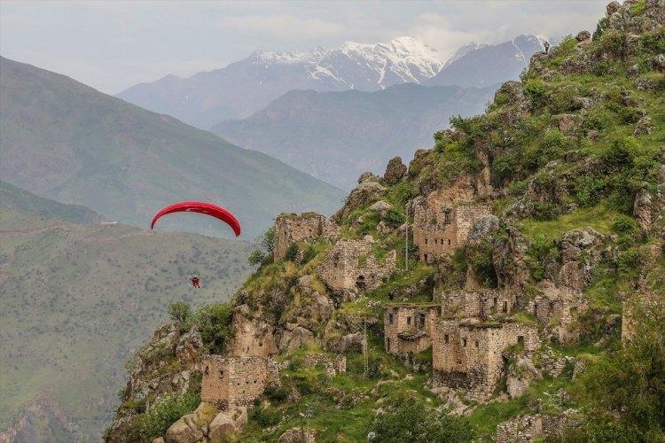 <p>Yamaç paraşütü gösterisinin yapıldığı etkinlikte, 10 kişilik ekip iki botla Zap Suyu'nda rafting yaptı.</p>
