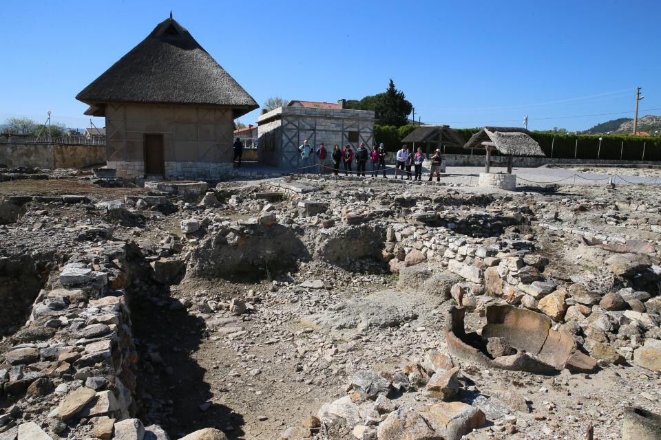 <p>Kadim İyonya uygarlığından Osmanlı'ya ve Osmanlı'dan bugüne taşınan, tematik yolları bir araya getiren "Efes-Mimas Kültür Rotası", ziyaretçilerine eşsiz manzaralar sunuyor.</p>
