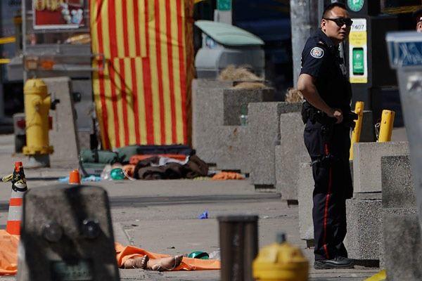 <p>Kanada'nın Toronto kentinde beyaz bir kamyonet, kaldırımda yürüyen yayaların arasına daldı. 10 kişi ölürken, 15 kişi de yaralandı. Yaralılardan bazılarının durumları ağır.</p>

<p> </p>
