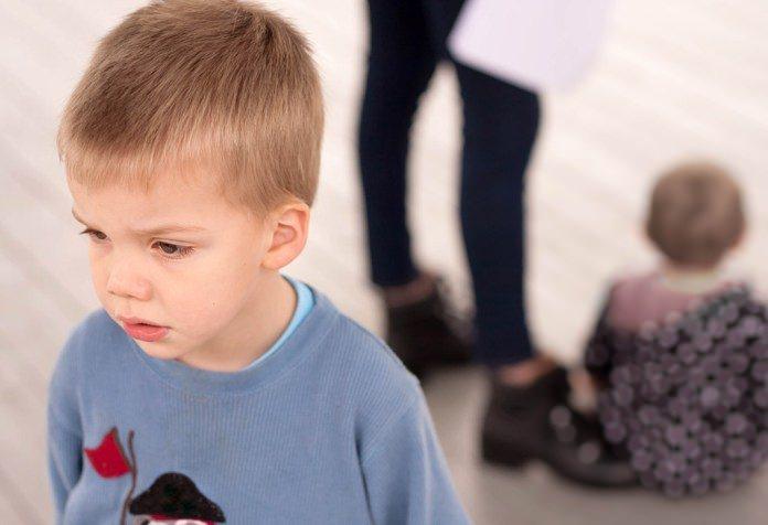 <p>Burada dikkate almanız gereken en önemli nokta özel çocuğunuza karşı daima tatlı-sert ilişkinizi korumak olmalıdır. Mesela kalabalık yerlerde nasıl davranması gerektiğini öğrenseler bile, onları sık sık uyarmanız gerekecektir. ''İyice tutun canım, benim yanımda dur'' gibi...</p>
