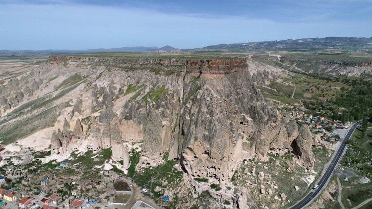 <p>Ihlara'ya bireysel veya tur şirketleri aracılığıyla gelen ziyaretçiler, ilk olarak vadinin tabanına eşsiz bir manzara eşliğinde 382 basamaktan oluşan merdivenle iniyor.</p>
