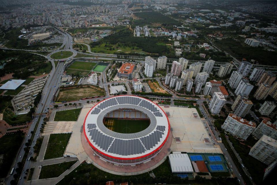 <p><strong>Antalya Stadyumu</strong><br />
<br />
32.537 kapasiteye sahip stadyum, 2015 yılında açıldı.</p>
