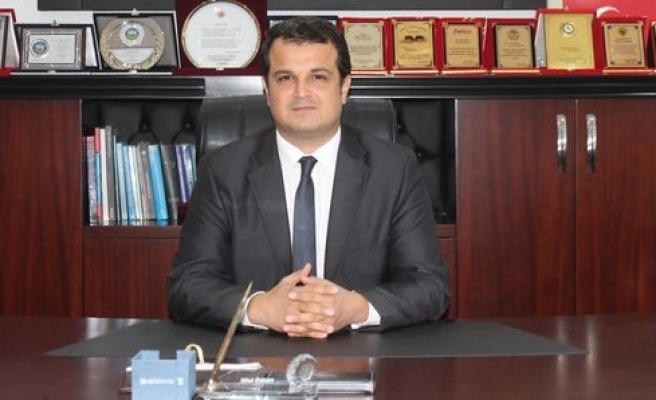 <p><strong>Bilal Özkan</strong><br />
<br />
İçişleri Bakanlığı tarafından Kanun Hükmünde Kararname (KHK) ile Diyarbakır’ın Sur ilçesine belediye başkanvekili olarak atanan Kaymakam Bilal Özkan, genel seçimlerde memleketi Mersin’den AK Parti Milletvekili aday adaylığı başvurusu için istifa etti. </p>
<p> </p>