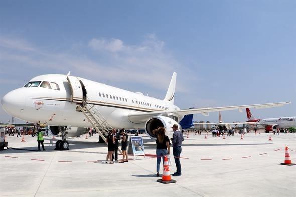 <p>Cumhurbaşkanlığı himayesinde çok sayıda yerli ve yabancı havacılık sektörü şirketleri ve paydaşların katılımıyla Antalya Uluslararası Havalimanı’nda başlayan Eurasia Airshow, çeşitli ülkelerden gelen uçak ve helikopterlerin sergilenmesi ve gösterileriyle devam ediyor.</p>

<p> </p>
