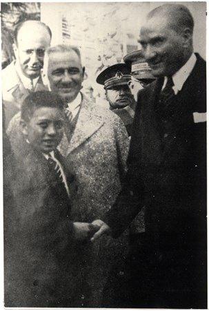 <p>Gazi, babalarını Kurtuluş Savaşı’nda kaybetmiş olan bu çocuklara ayrıca önem gösterdiğini söylemişti. Mustafa Kemal daha sonra selam durduğu yetim çocukları okullarına giderek yaşam koşullarını da görmek istedi.</p>