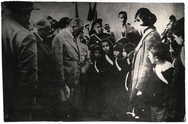 <p>Gazi, okulun teras katında Seyhan nehrine bakarken bir ara okul müdürünün öğrencilere bağırarak susun dediğini işitti. Mustafa Kemal bu duruma biraz sinirlendi. Merdivenin başına kadar geldi.</p>