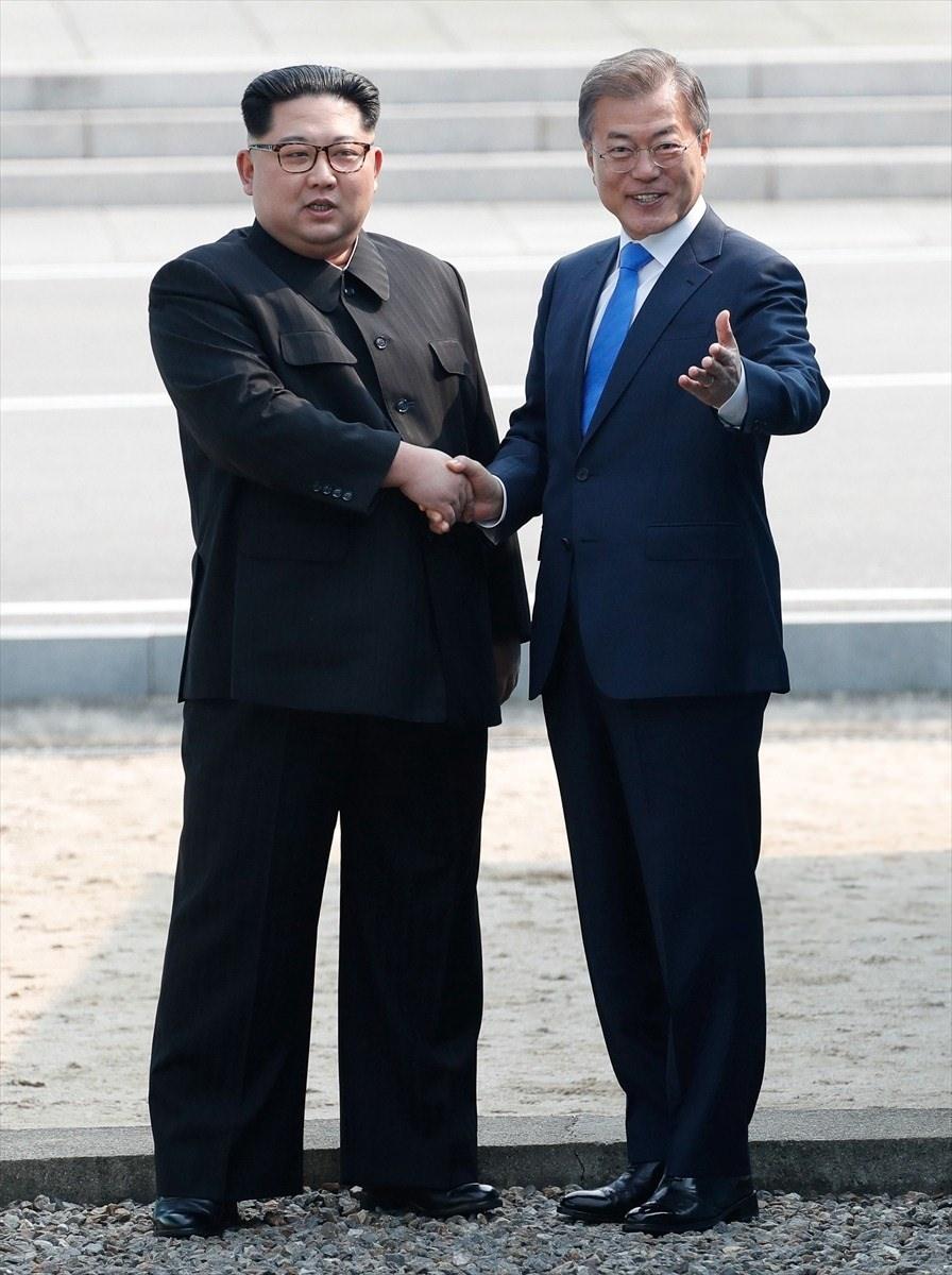 <p>İki ülke liderlerinin 1950-1953 yıllarındaki Kore Savaşı'ndan bu yana üçüncü kez düzenlediği liderler zirvesinde Kim, Güney Kore topraklarına ayak basan ilk Kuzey Kore lideri oldu.</p>

<p> </p>
