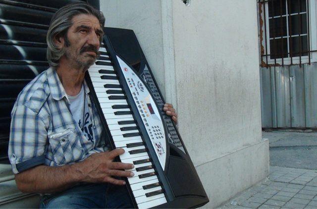<p>"YEŞİLÇAM ARTIK BİTTİ"</p>
<p>Beyaz perdenin yok olmaya başladığını belirten Yeşilçam'ın emektar figüranı Ziya Çirkin, "Birkaç başrol oynadığım filmim var onun dışında sadece figüran olarak oynadım, jön olamadım. Adıyaman'da 'Sarı Güller' filmi çektik...</p>