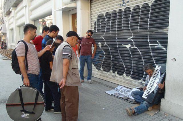 <p>Yaşam mücadelesini sürdürmek için org çaldığını belirten Çirkin, " Benim herhangi bir sosyal güvencem yok. Çok küçük yaşlarda ben İstanbul'a gelip çalışmaya başladım ve 38 senemi verdim figüranlığa şu anda Beyoğlu'nda org çalıyorum. Annem ve babam...</p>

<p> </p>
