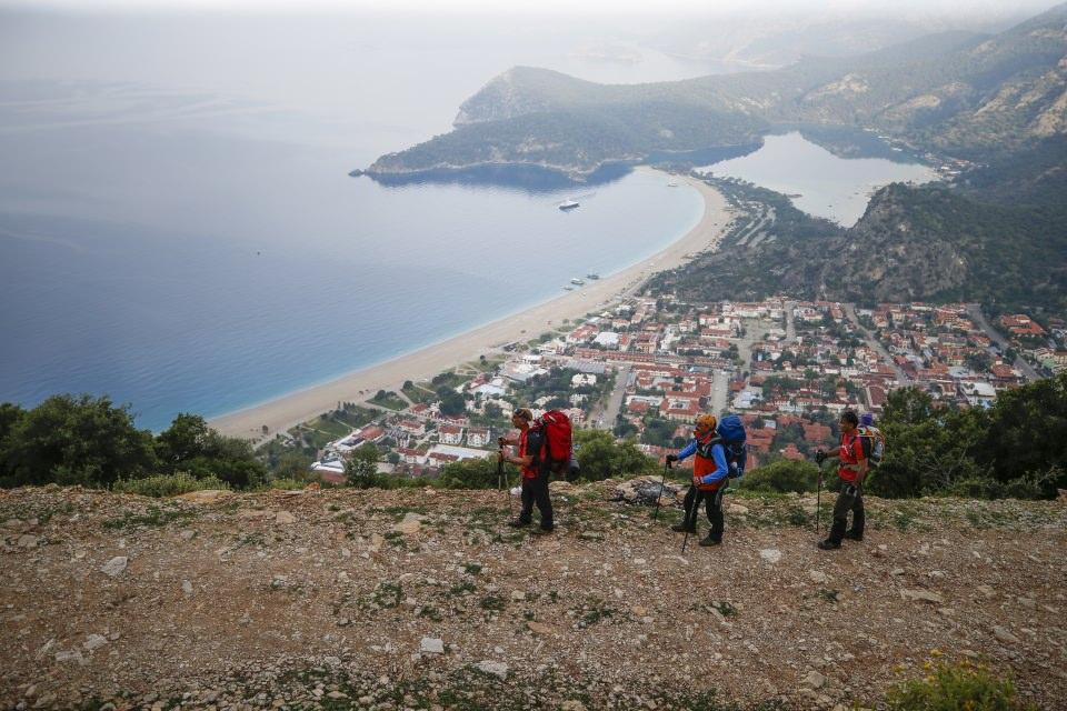<p>Muğla'nın Fethiye ilçesinden Antalya'ya uzanan 540 kilometrelik "dünyanın en iyi 10 uzun mesafe yürüyüş rotasından biri" kabul edilen Likya Yolu, misafirlerine eşsiz manzaralarıyla tarihi derinlik sunuyor.</p>
