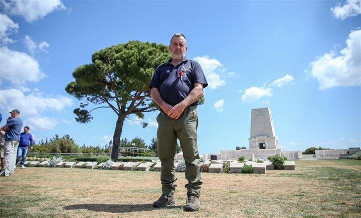 <p>Çanakkale Kara Savaşları'nın 103. yılı dolayısıyla Gelibolu Yarımadası'na gelen 67 yaşındaki Avustralyalı Wayne Connors, savaşta ölen bir yakınının mezarını görünce duygusal anlar yaşadı. </p>

<p> </p>

