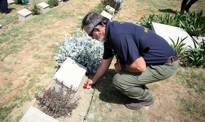 <p>Anzak askerlerinin mezarlarını ziyaret eden Connors, bölgedeki rehberlerden de savaş hakkında bilgi edindi. </p>

<p> </p>
