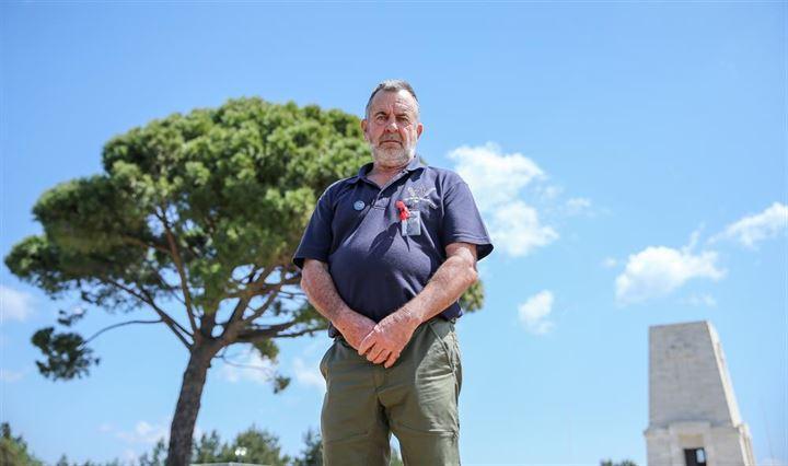 <p>Connors, Anzak Koyu'nda Şarapnel Vadisi Mezarlığı'nı ziyareti sırasında, savaşta hayatını kaybeden yakın arkadaşının amcası Regenual Duke'nin mezarını g&ouml;r&uuml;nce duygularına hakim olamadı.&nbsp;</p>

<p>&nbsp;</p>
