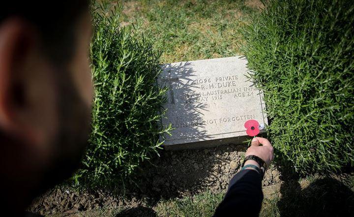 <p>Zaman zaman g&ouml;zleri dolan Connors, savaşta hayatını kaybedenler i&ccedil;in dua etti. Wayne Connors, AA muhabirine yaptığı a&ccedil;ıklamada, Regenual Duke'nin savaşta Anzak Koyu'ndan karaya ilk &ccedil;ıkan askerlerden olduğunu anımsattı.&nbsp;</p>

<p>&nbsp;</p>
