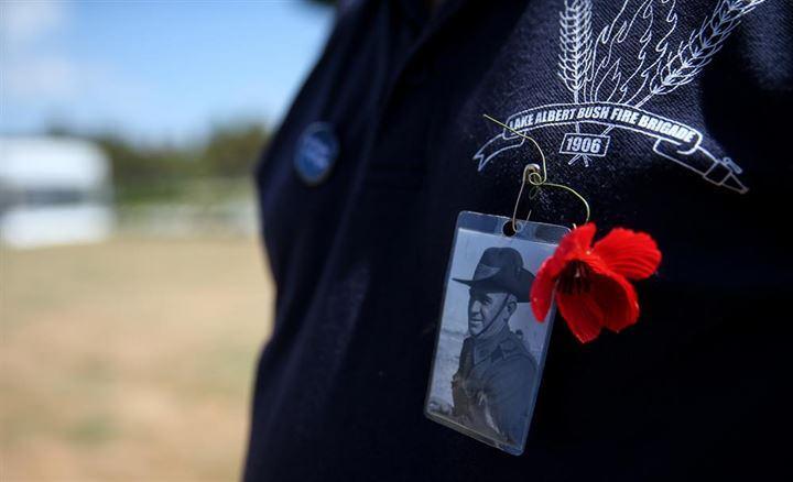 <p>Connors, babasının da 2. D&uuml;nya Savaşı'nda g&ouml;rev aldığını belirterek, "Ne yazık ki eskiden d&uuml;nyada olan savaşlardan kimse ders almadı. Şu an halen etrafımızda savaşlar var. Neden herkes barış i&ccedil;inde yaşamıyor. Her insanın &ccedil;ocuklarını yetiştirebileceği bir d&uuml;nya istiyorum." şeklinde konuştu.&nbsp;</p>

<p>&nbsp;</p>
