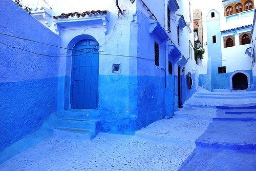 <p>Morocco'nun Chefchaouen kasabasında yerlerden evlerin pencerelerine kadar her yer masmavi. Bunun nedeni ise çok eski tarihte yaşayan yerlilerin mavi rengin uğurlu olduğunu inanmasıymış. </p>
