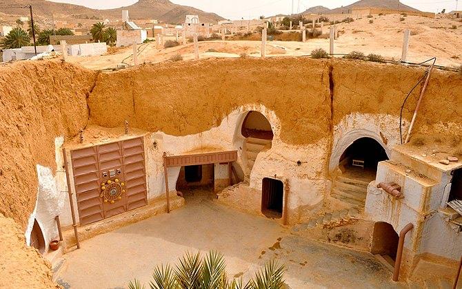 <p>Tunus'da bulunan Matmata kasabasında halk hala yeraltı yerleşimlerinde yaşıyor. Buralara günümüzde apartmanlar yapılsa da halk yeraltında yaşama konusunda ısrarcı. </p>
