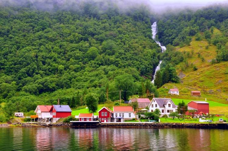 <p>Norveç'e bağlı Svaldbard kasabasında resmi olarak ölmeniz imkansız. Kasaba bulunan mezarlık 70 yıldır hiç kullanılmamış. Bunun nedeni  ise cansız bedenlerin soğuk nedeni ile bozulmaması. </p>
