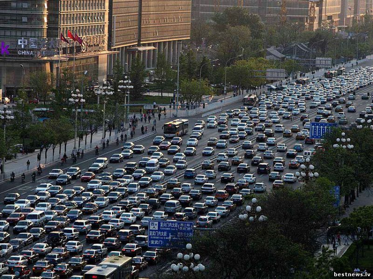 <p>Dünyanın en uzun süren trafik sıkışıklığı 12 gün sürdü, 100 km kuyruk oluştu ve araçlar günde 1 kilometre ilerleyebildiler.</p>
