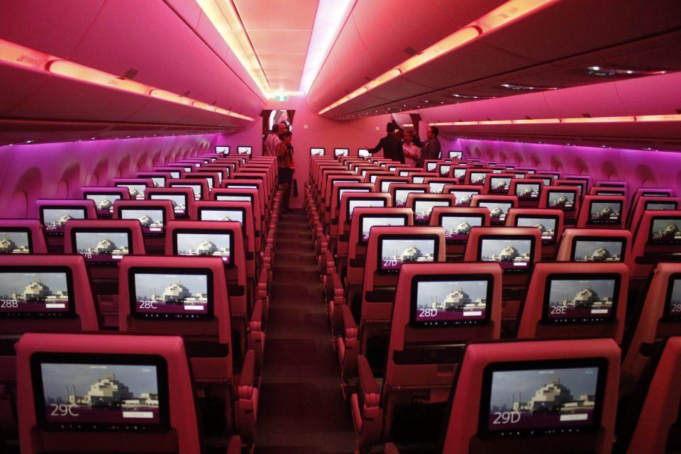 <p><strong>"Bu uçakta yaşam var" </strong><br />
Statik sergileme alanında fuarın en gözde uçağı ise dünyada sadece bir adet olan Katar Airways'e ait Airbus A350-1000 model yolcu uçağı oldu. Kapalı kapılar ardında 6 kişilik aile özel bölümü, 46 business, 281 ekonomik koltuğu ile dünyada tek olan uçakta konfor ve özel yaşam ön planda tutulduğu bildirildi.</p>
