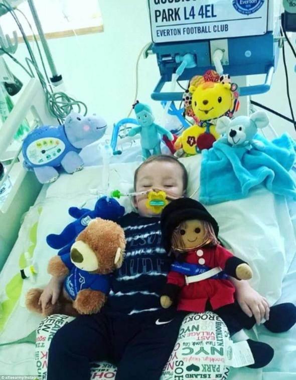 <p>Liverpool Mahkemesi a&ccedil;ılan davada hastaneyi haklı bularak Alfie Evans&rsquo;ın tedavisine son verilmesini onaylamıştı.</p>

