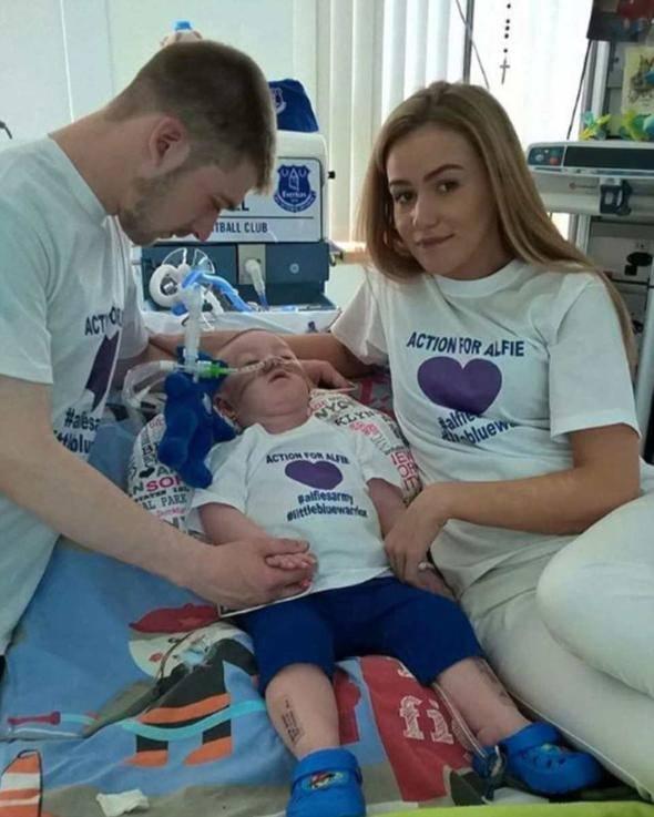 <p>Konu &uuml;zerine İtalya&rsquo;da Bakanlar Kurulu 24 Nisan&rsquo;da olağan&uuml;st&uuml; olarak toplantı ve 4 dakika i&ccedil;inde Alfie Evans&rsquo;a İtalyan vatandaşlığı vererek İtalyan Ordusu&rsquo;na ait bir ambulans u&ccedil;ağı tahsis etmişti.</p>
