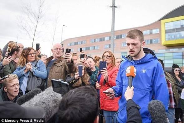 <p>U&ccedil;ak bebeğin nakli i&ccedil;in Roma Ciampino Havaalanı&rsquo;nda i&ccedil;inde doktorlarla hazır bekliyordu. İtalya Sağlık Bakanı Beatrice Lorenzin &uuml;lkesinin elinden geleni yaptığını ifade ederken İtalyan Sağlık &Uuml;st Kurumu Başkanı Walter Ricciardi İngiltere&rsquo;yi insani davranmamakla su&ccedil;lamıştı. Genova Gaslini Hastanesi de Evans&rsquo;ın tedavisine talip oldu.</p>
