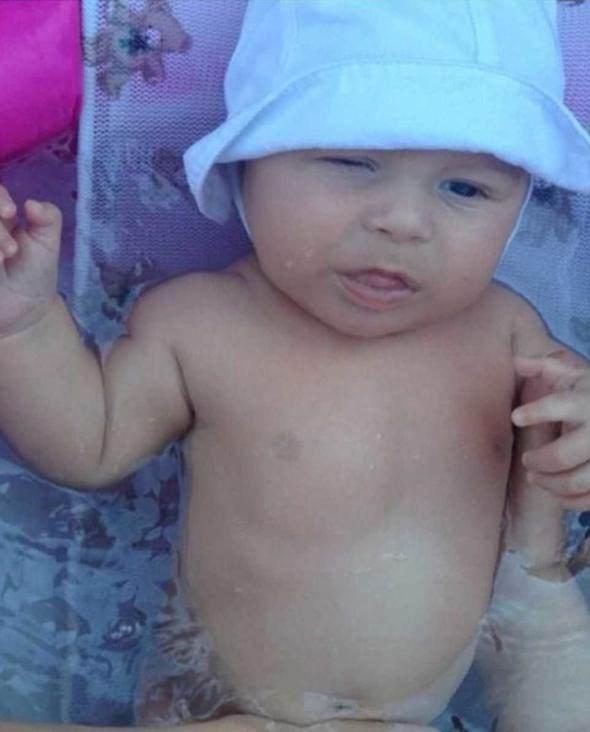 <p>Son olarak mahkemenin kararı &uuml;zerine solunum cihazından ayrılan 23 aylık bebek buna rağmen hayatta kalmış ve bu s&uuml;re i&ccedil;inde ailesi yeniden temyize başvurarak bebeklerini İtalya&rsquo;ya nakledilmesi başvurusunda bulunmuşlardı.</p>
