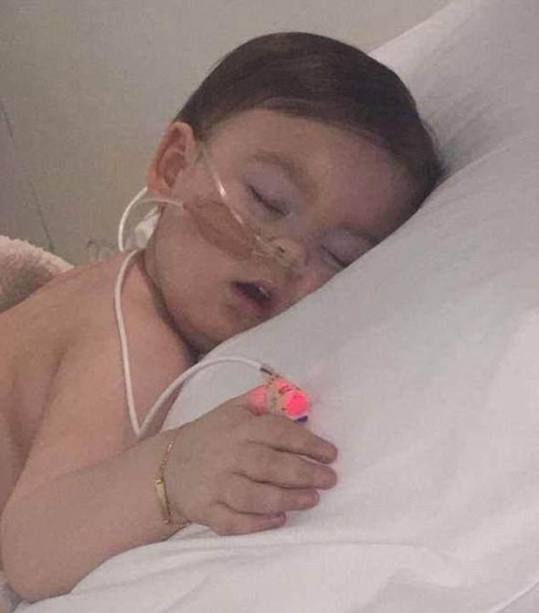 <p>Liverpool Y&uuml;ksek Mahkemesi yargıcı ara kararında hastaneden yeniden bir durum değerlendirmesi istemişti. Bebek yeniden solunum makinesine bağlandı ancak mahkeme bu s&uuml;re i&ccedil;inde Alfie Evans&rsquo;ın İtalya&rsquo;ya nakline izin vermemişti.</p>
