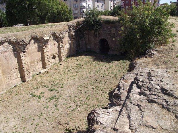 <p>Zamanla bir şehir efsanesine dönüşen Vordonisi, Fener Rum Patrikhanesi’nin MS 500 tarihli İstanbul haritasının tekrar incelenmesi sonucunda yeniden fark edildi. Gizemli adalar, Bizans tarihçisi Semavi Eyice tarafından 1936’da kayıtlara geçti.</p>
<p> </p>