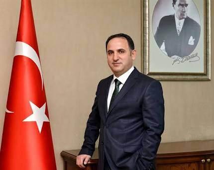<p><strong>Prof. Dr. Kudret Bülbül</strong></p>
<p> </p>
<p>Daha önce farklı kurumlarda müsteşarlık düzeyinde görevlerde bulunan, Türkiye’de ve yurt dışında pek çok toplantıda ülkesini temsil eden Prof. Dr. Kudret Bülbül, Konya’dan AK Parti aday adayı olmak için AYBÜ SBF Dekanlık görevinden istifa etti.</p>